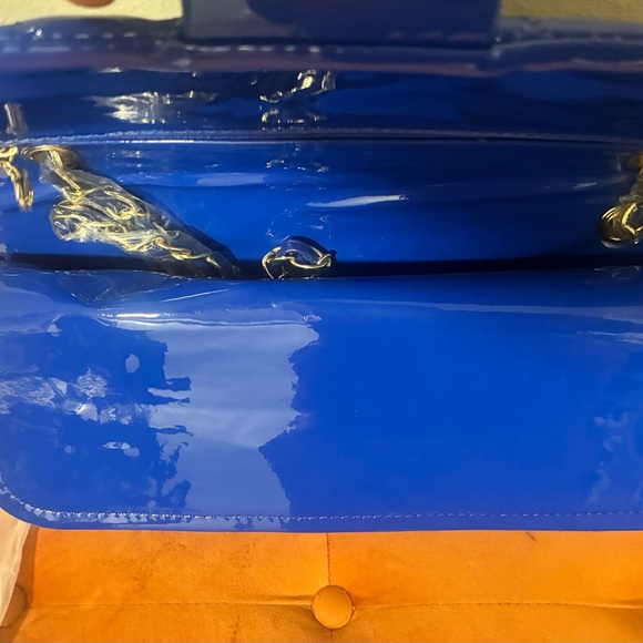 CHANEL Electric Blue Patent Quilted Shoulder Bag - Picture 4 of 6